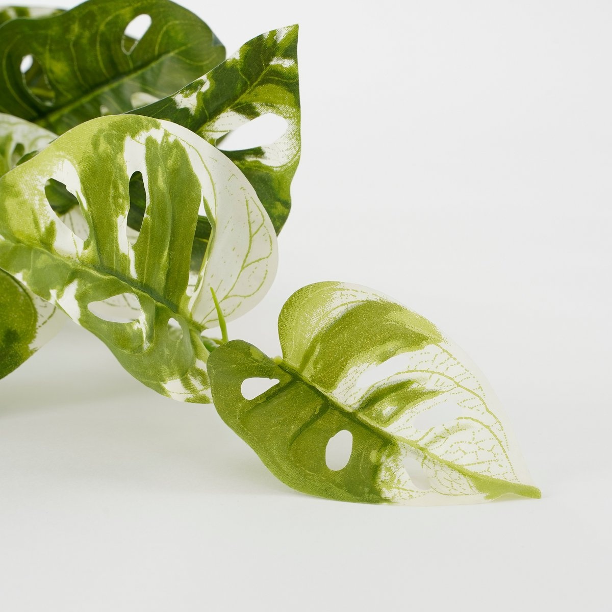 KantoormeubelenPlus Monstera Adansonii Kunst Hangplant - H53 cm - Groen Bont