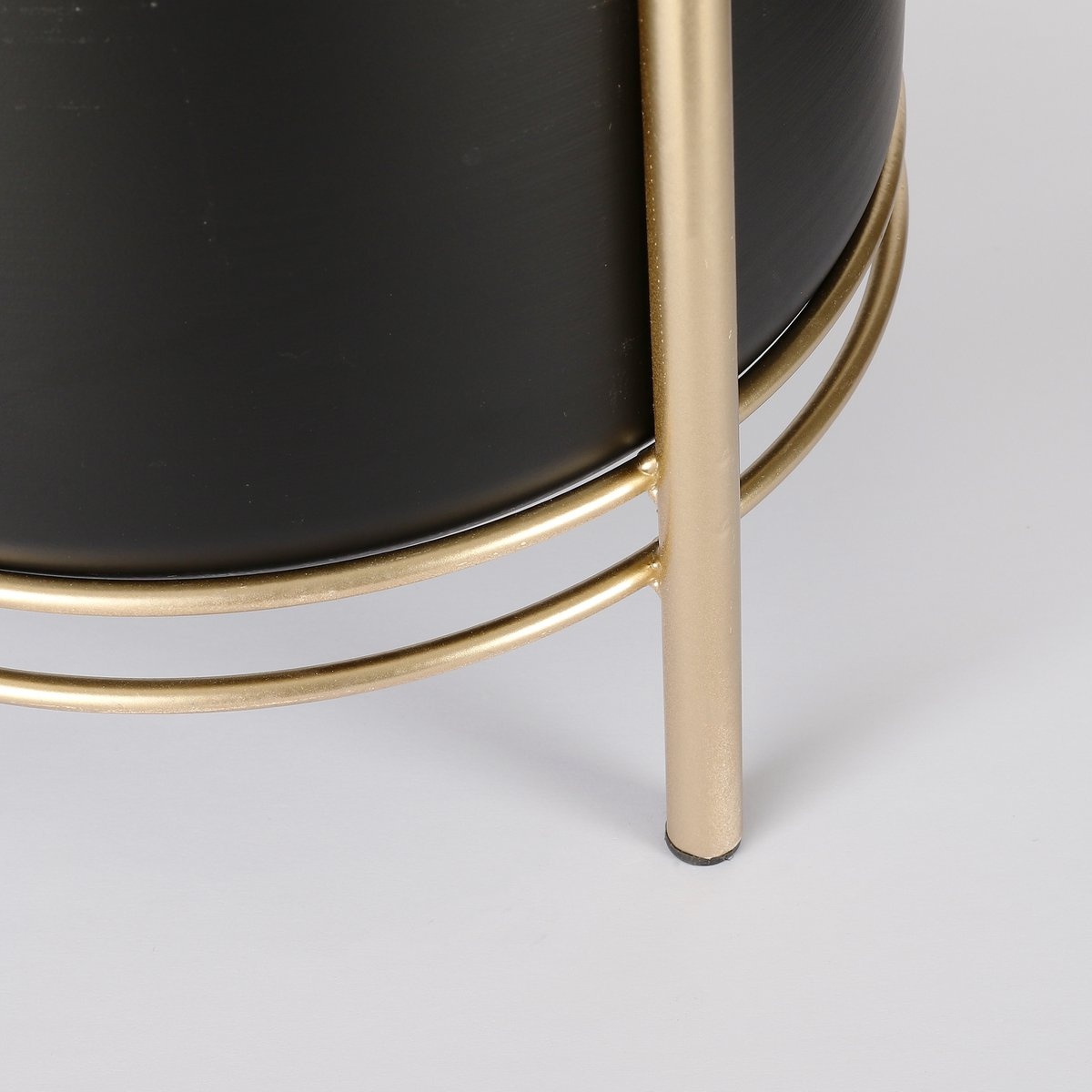 KantoormeubelenPlus Sverre Bloempot op Standaard - H29 x Ø25 cm - Zwart, Goud