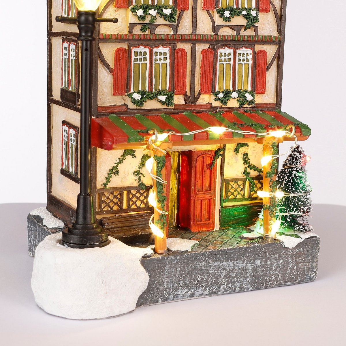 KantoormeubelenPlus LuVille Kerstdorp Miniatuur Duitse Bar - L11 x B8,5 x H19 cm