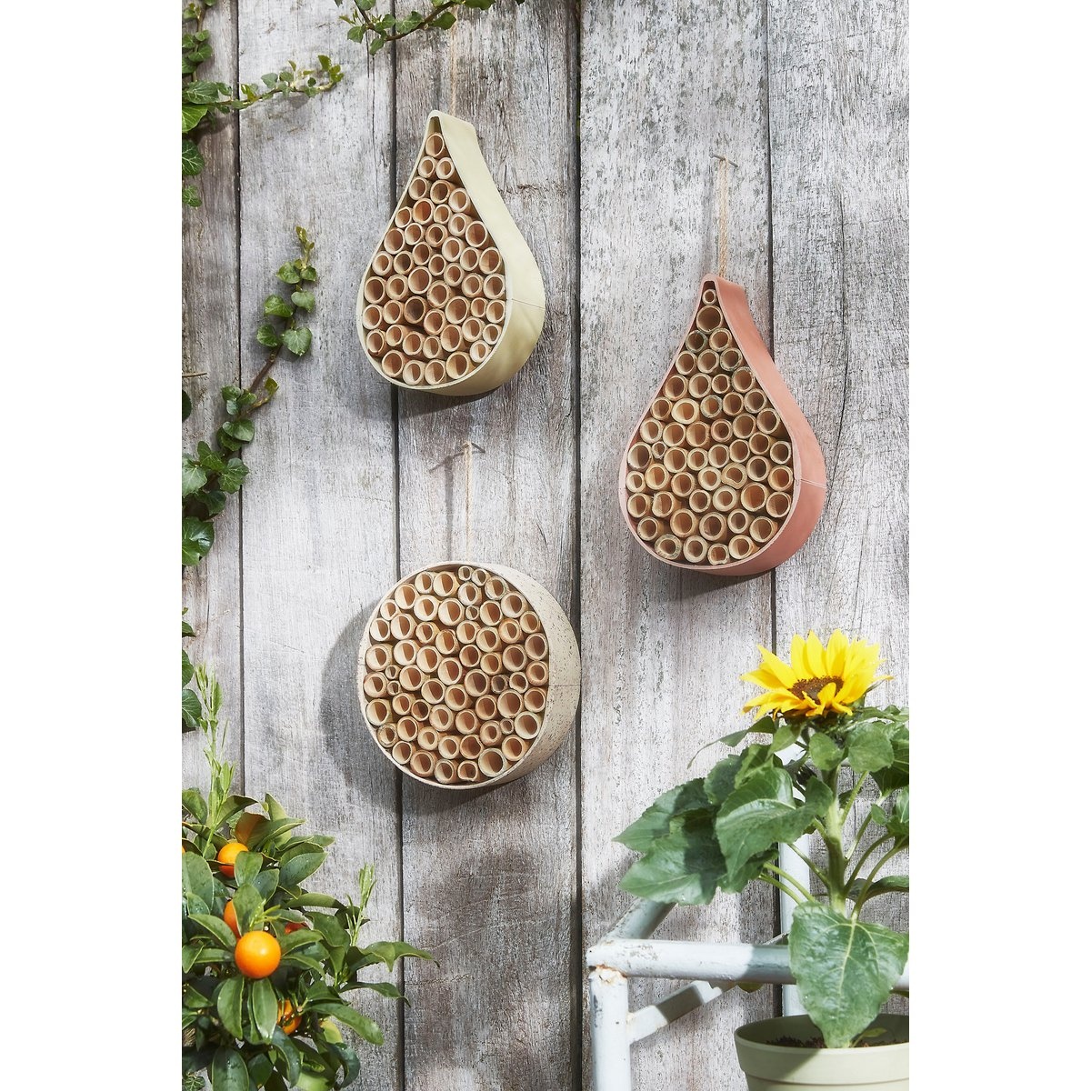 KantoormeubelenPlus Orion Insectenhotel - L27 x B19 x H6 cm - Donkerroze