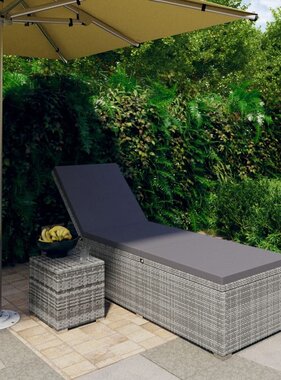 VidaXL Ligbed met kussen en theetafel poly rattan grijs