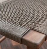 Soeji Grote houten kruk SUNDA gemaakt van Trembesi met een zitvlak van geweven gerecycled papier