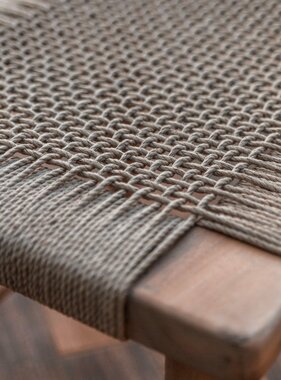 Soeji Grote houten kruk SUNDA gemaakt van Trembesi met een zitvlak van geweven gerecycled papier