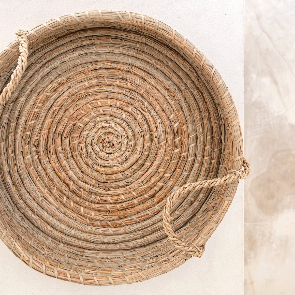 Soeji Rond dienblad geweven van zeegras PINTU decoratief dienblad (2 maten)