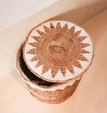 Soeji Wasmand met deksel Handgeweven van bananenvezel EMPAT Grote decoratieve mand met witte katoenen macramé (2 maten)