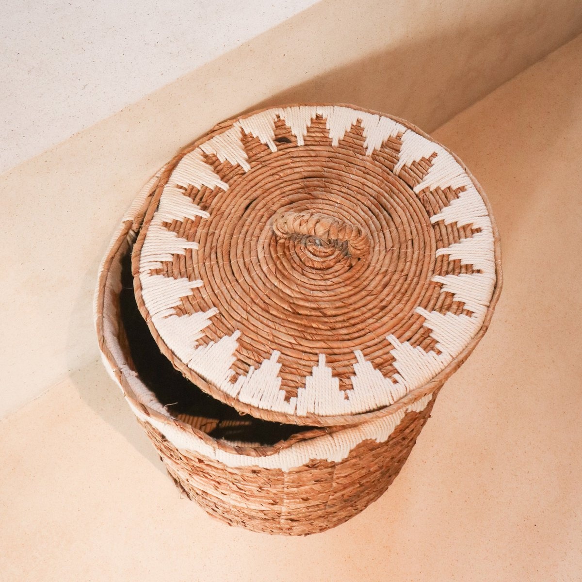 Soeji Wasmand met deksel Handgeweven van bananenvezel EMPAT Grote decoratieve mand met witte katoenen macramé (2 maten)