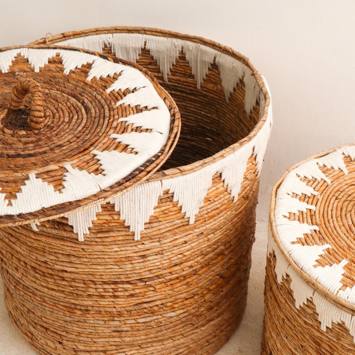 Soeji Wasmand met deksel Handgeweven van bananenvezel EMPAT Grote decoratieve mand met witte katoenen macramé (2 maten)