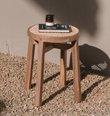 Soeji Houten kruk CARAMIN gemaakt van Trembesi met een zitvlak van geweven rotan