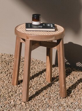 Soeji Houten kruk CARAMIN gemaakt van Trembesi met een zitvlak van geweven rotan