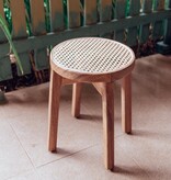 Soeji Houten kruk CARAMIN gemaakt van Trembesi met een zitvlak van geweven rotan