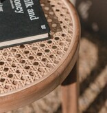 Soeji Houten kruk CARAMIN gemaakt van Trembesi met een zitvlak van geweven rotan
