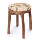 Soeji Houten kruk CARAMIN gemaakt van Trembesi met een zitvlak van geweven rotan