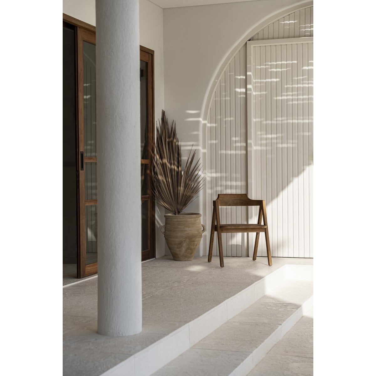 De Nihi Sumba eetkamerstoel - buiten