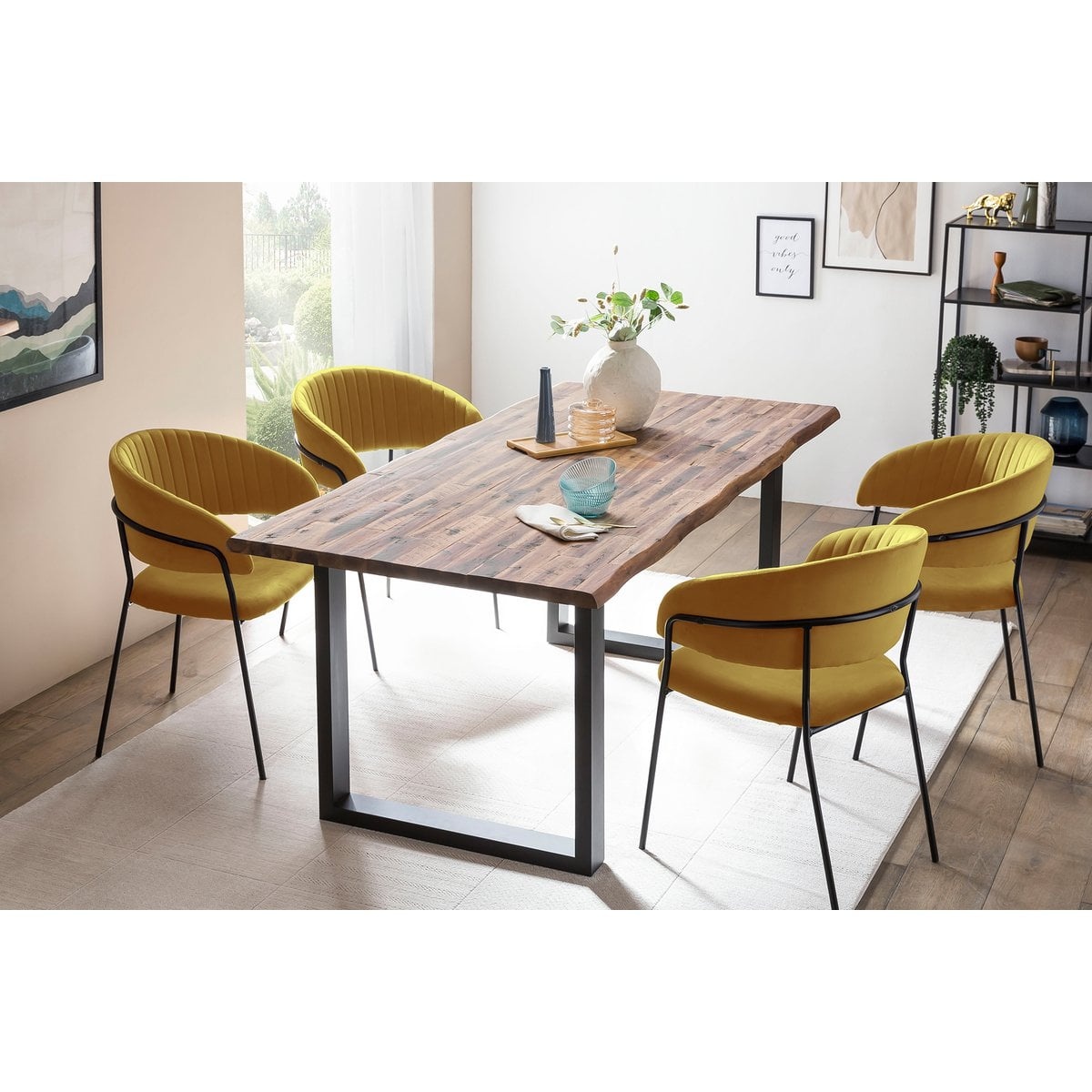 SalesFever Gele fluwelen stoel met gewatteerde rugleuning