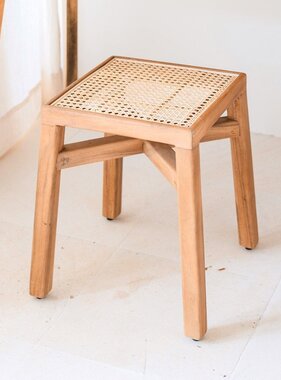 KantoormeubelenPlus Houten kruk – massieve rechthoekige kruk – handgemaakte vierkante kruk gemaakt van regenboomhout met geweven rotan zitoppervlak SUBANG