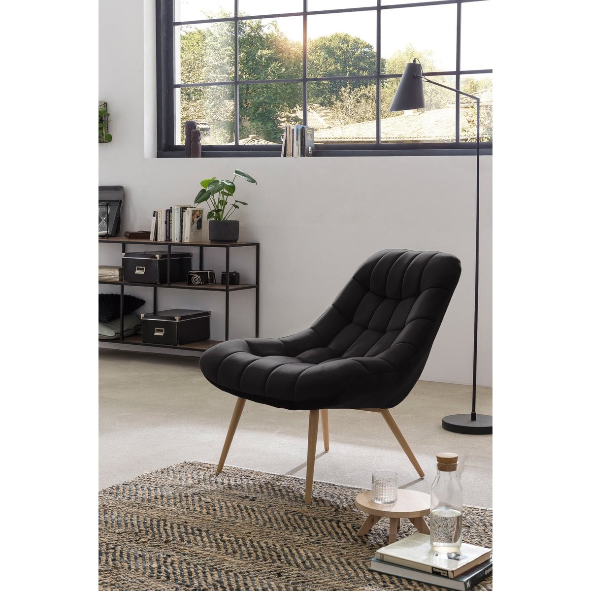 SalesFever Fauteuil XXL fluweel zwart metaal houtlook