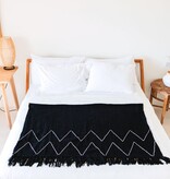KantoormeubelenPlus Zwarte plaid handgeweven – Boho sprei – geruite franjes en zigzagpatroon – gezellige bankdeken – katoenen plaid 140x200 cm LINGGAH