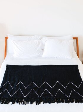 KantoormeubelenPlus Zwarte plaid handgeweven – Boho sprei – geruite franjes en zigzagpatroon – gezellige bankdeken – katoenen plaid 140x200 cm LINGGAH