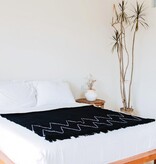 KantoormeubelenPlus Zwarte plaid handgeweven – Boho sprei – geruite franjes en zigzagpatroon – gezellige bankdeken – katoenen plaid 140x200 cm LINGGAH