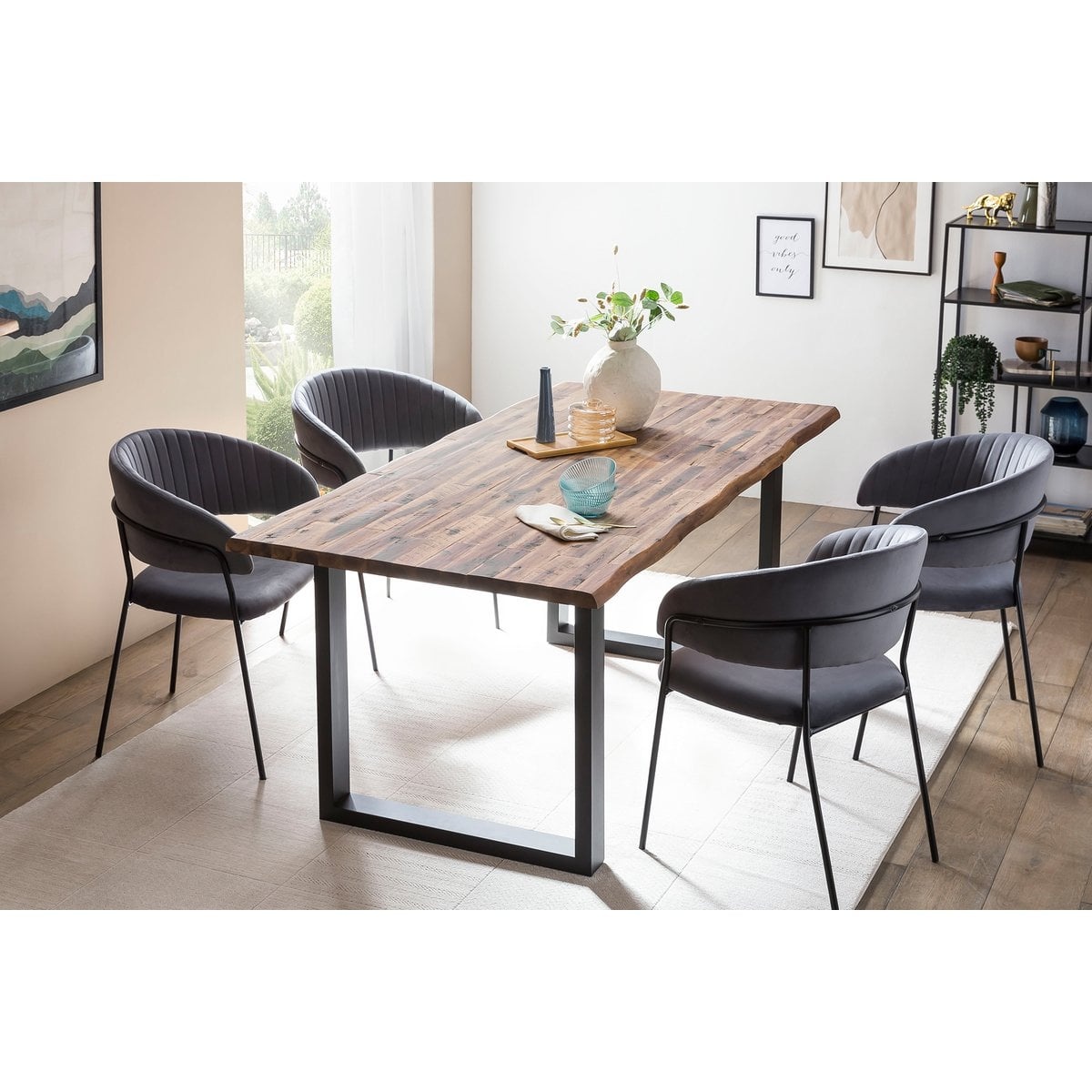 SalesFever Grijze fluwelen stoel met gewatteerde rugleuning