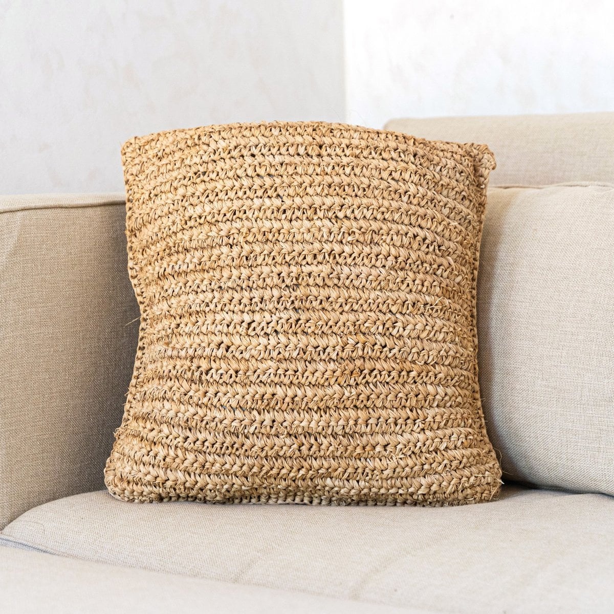 KantoormeubelenPlus Boho kussen gemaakt van raffia - 40x40 cm decoratief geweven kussen - sofa kussen - natuurlijk beige vierkante kussen handgemaakt van raffia jiwa
