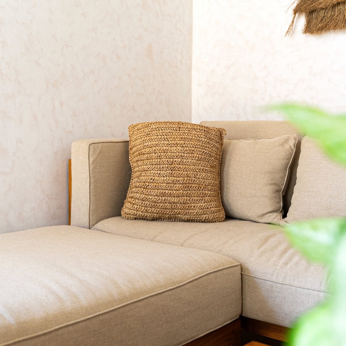 KantoormeubelenPlus Boho kussen gemaakt van raffia - 40x40 cm decoratief geweven kussen - sofa kussen - natuurlijk beige vierkante kussen handgemaakt van raffia jiwa