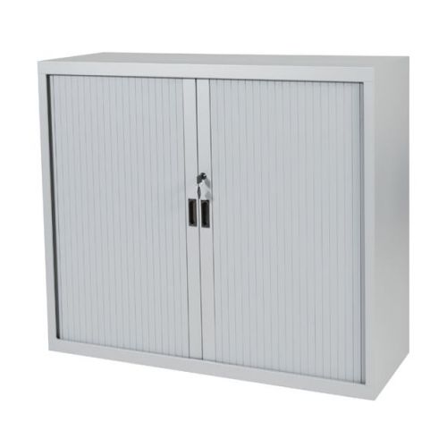 Claudius Basic roldeurkast 105x120x45cm., ombouw-en lamellenkleur , voorzien van 1-puntssluiting, genummerd slot, stalen slot eneindlamel. De handgrepen zijn in de eindlamelverzonken. (Interieur apart bestellen)