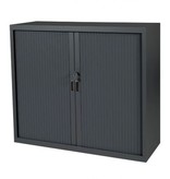 Claudius Basic roldeurkast 105x120x45cm., ombouw-en lamellenkleur , voorzien van 1-puntssluiting, genummerd slot, stalen slot eneindlamel. De handgrepen zijn in de eindlamelverzonken. (Interieur apart bestellen)