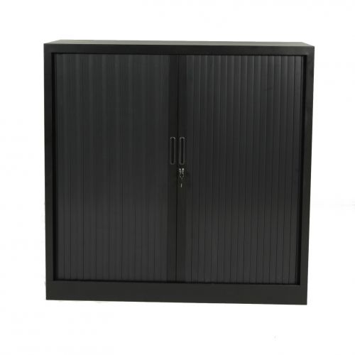 Claudius Plus Roldeurkast 105x80x45cm. Stalen ombouw en kunststof lamellen (ral 9006), voorzien van binnenuit verstelbare justeerdoppen, magneetsluiting, genummerde slot, vlakke uitgevoerde bodem (Interieur apart bestellen).