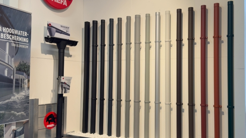 demo muur aluminium regenpijpen