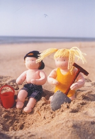 De Witte Engel De Witte Engel - Twee kindertjes op het strand A414