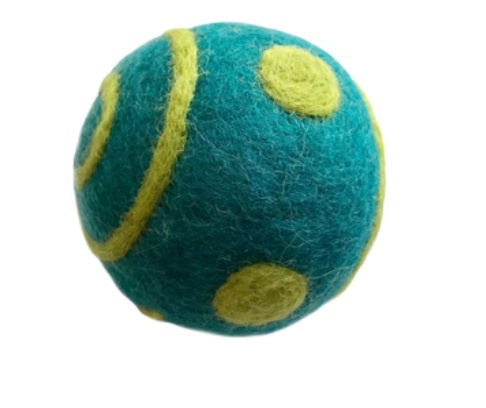 Vilten Speelbal met rammelaar 7,5 cm