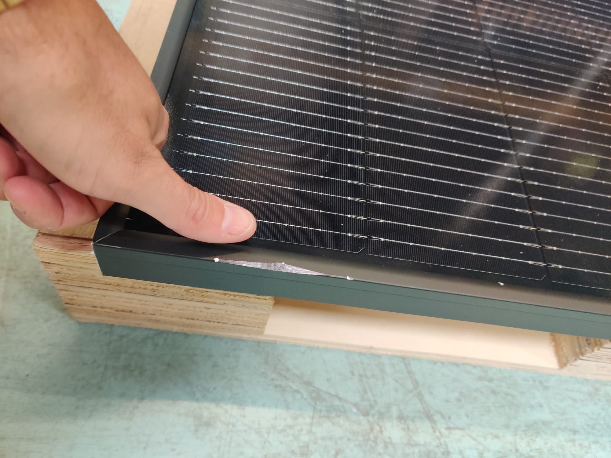 Ja Solar 450 Wp glas-glas All Black & Bifacial (JAM54D41-450N-LB-BK) - 1 exemplaar met frameschade KORTING