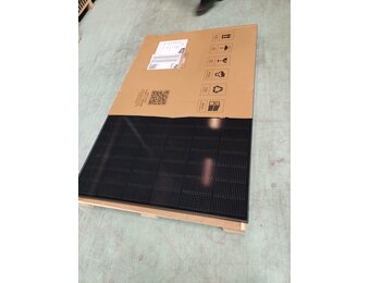 Ja Solar 450 Wp glas-glas All Black & Bifacial -1 exemplaar met frameschade KORTING