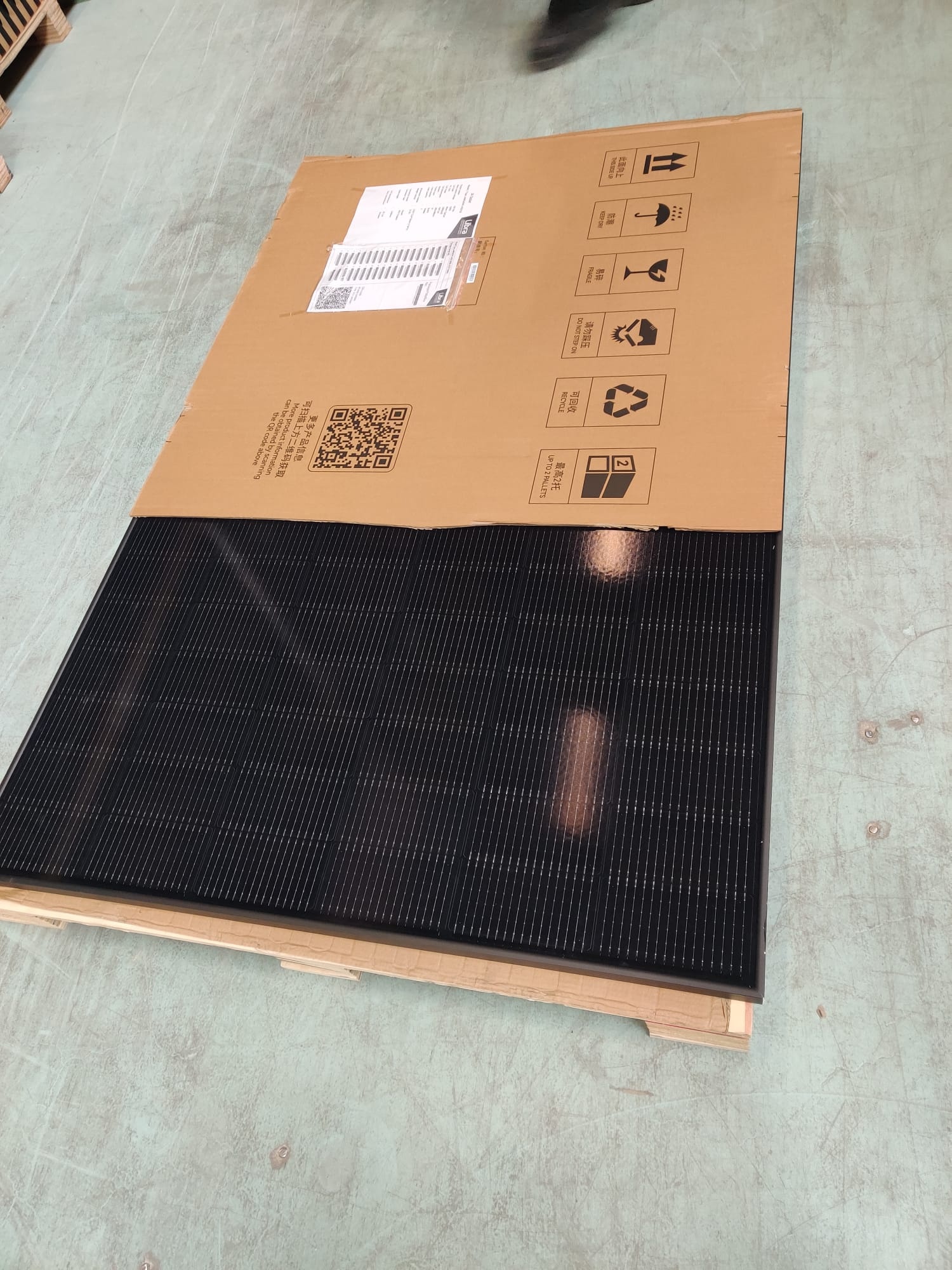 Ja Solar 450 Wp glas-glas All Black & Bifacial (JAM54D41-450N-LB-BK) - 1 exemplaar met frameschade KORTING