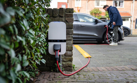 Thuis laden vs laadpas: wat is voordeliger voor je elektrische auto?
