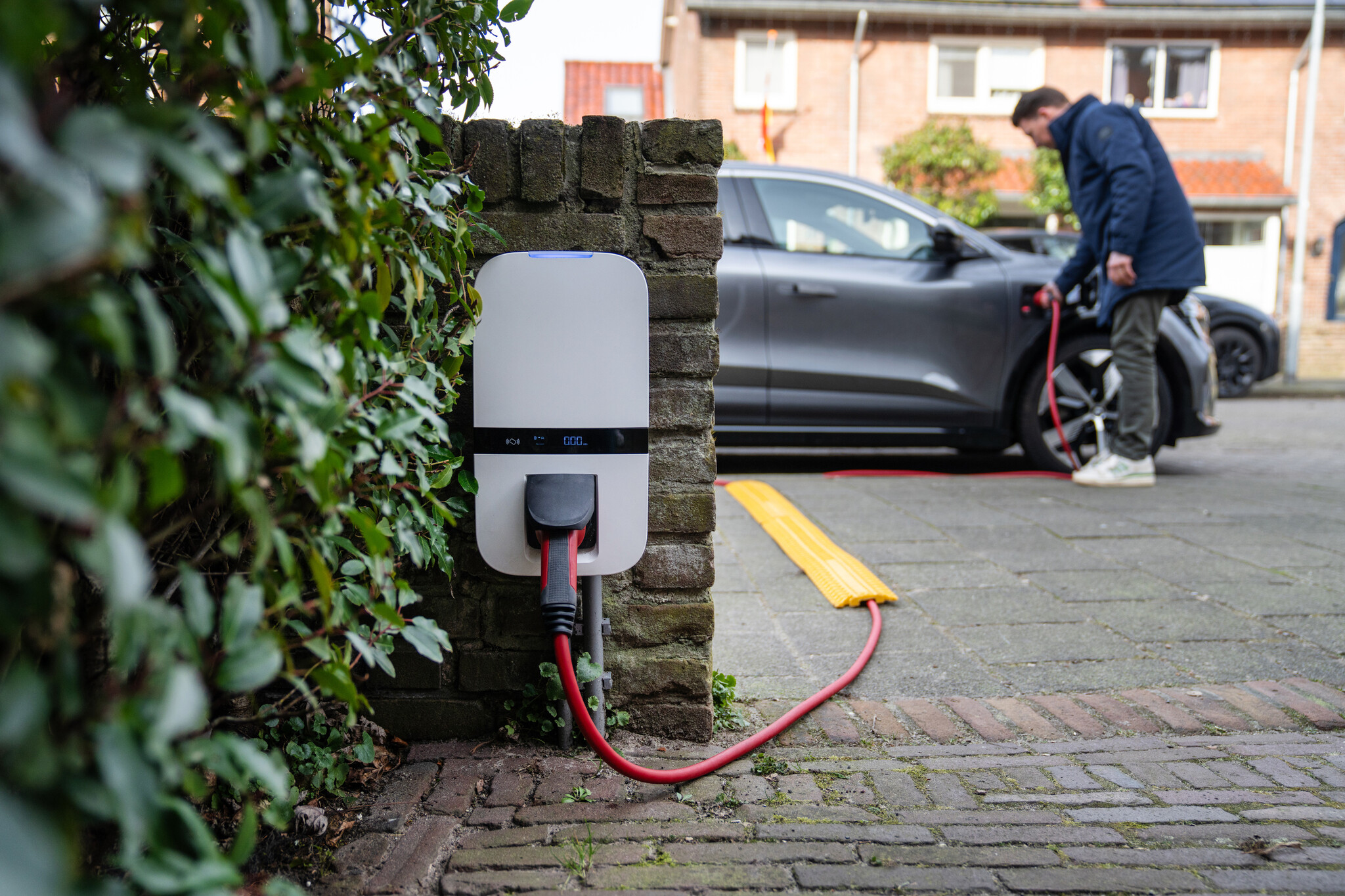 Thuis laden vs laadpas: wat is voordeliger voor je elektrische auto?