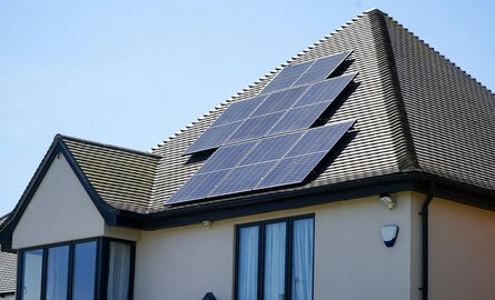 Zonnepanelen met thuisbatterij: hoe werkt het en wanneer loont het na 2027?