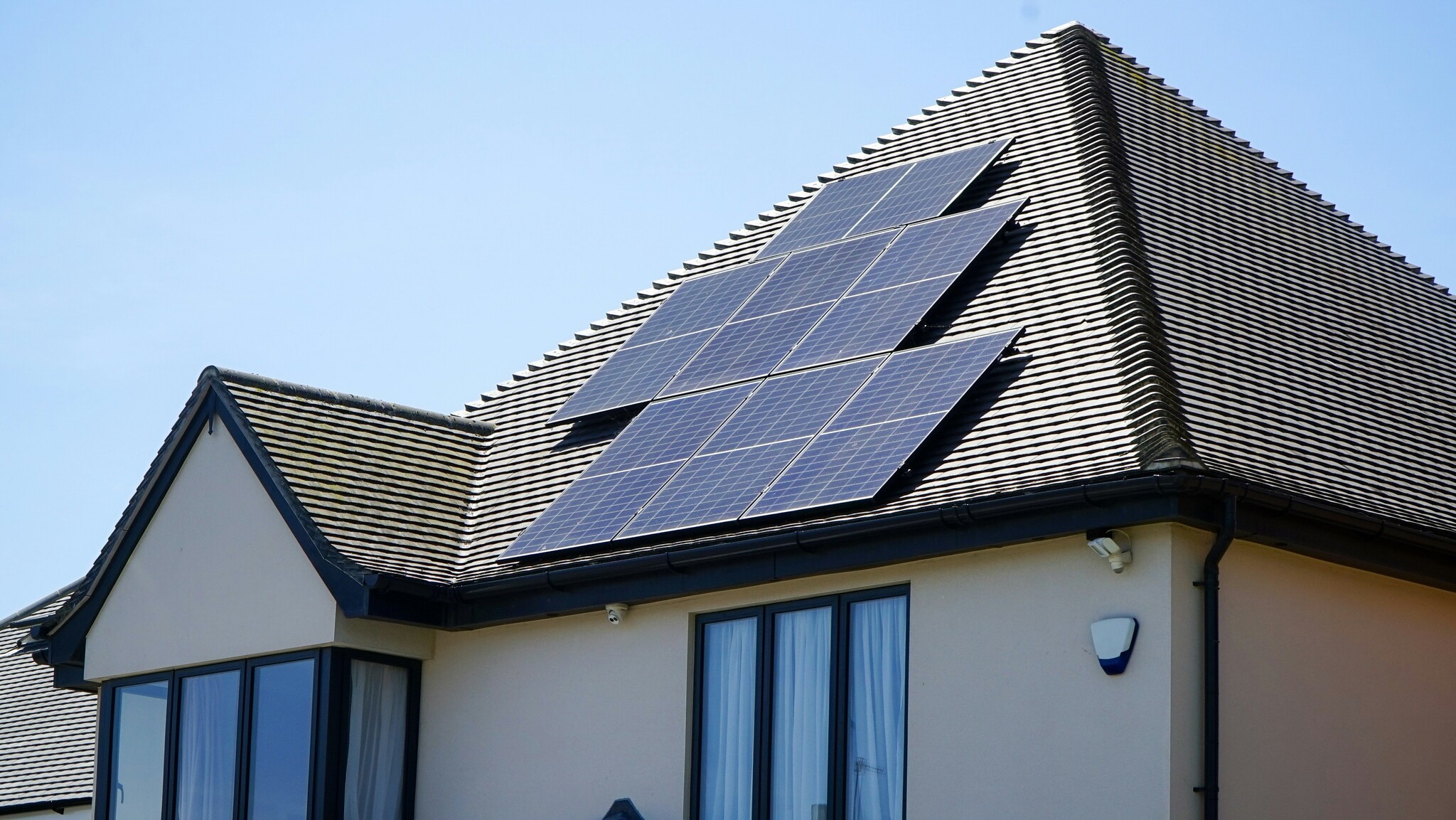 Zonnepanelen met thuisbatterij: hoe werkt het en wanneer loont het na 2027?