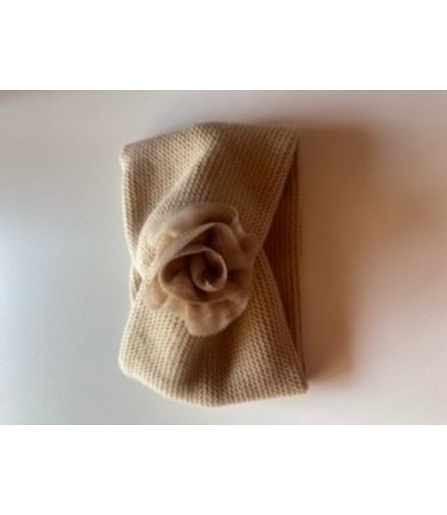 Oorverwarmer met roosje in tule