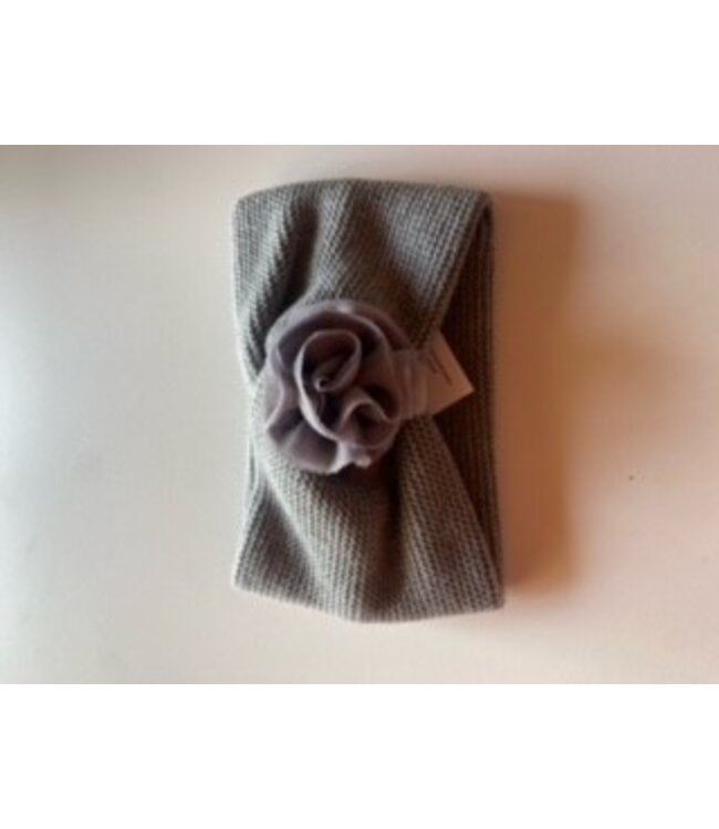 Oorverwarmer met roosje in tule