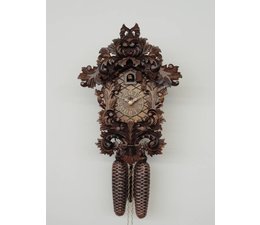 Hettich Uhren Originally handcrafted cuckoo clock in the Black Forest, 33cm high and 23 cm wide with handcrafted carving