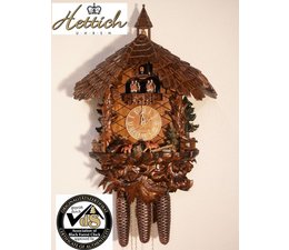 Hettich Uhren Originele handgemaakte koekoeksklok in het Zwarte Woud met handgemaakte figuren en snijwerk 47cm hoog en 40cm breed