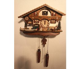 Trenkle Uhren Meraviglioso orologio a cucù 26cm con tetto in scandole di legno realizzato nella Foresta Nera con azionamento al quarzo e richiamo del cucù con sensore di luce sotto il quadrante, appena fa buio il richiamo del cuculo si spegne