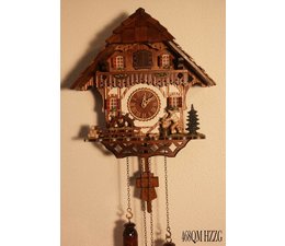 Trenkle Uhren Mooie Cuckoo Clock 30cm met houten dakspaandak in het Zwarte Woud gemaakt met quartz uurwerk en koekoek gong met lichtsensor onder de wijzerplaat, zodra het donker wordt schakelt de koekoek - Copy