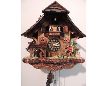 Trenkle Uhren Cuckoo Clock 33 centimetri alta 31 centimetri largo fatto a mano tetto in scandole di legno con movimento al quarzo e pescatore mobili - Copia