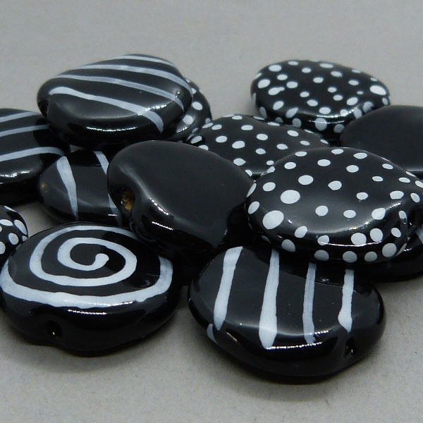 Kazuri Keramik Perle - schwarz mit Streifen