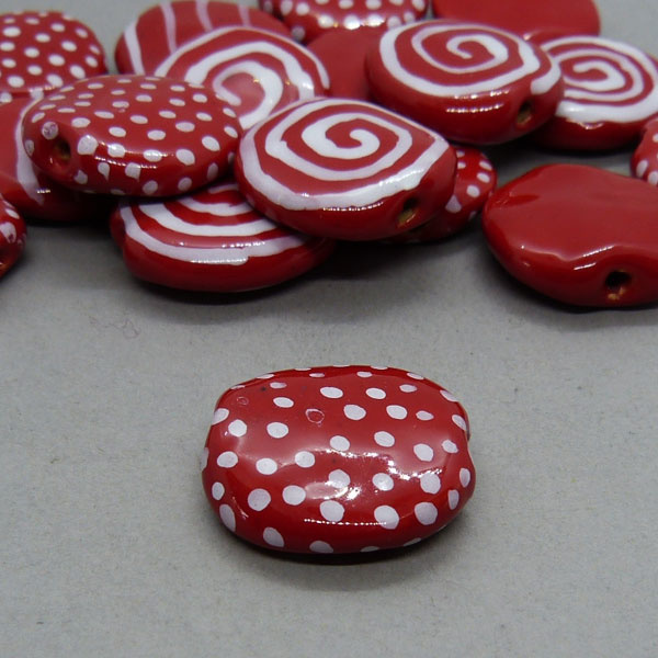 Kazuri Keramik Perle - rot mit Punkten