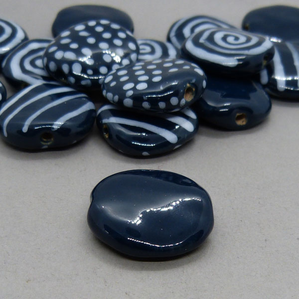 Kazuri Keramik Perle - dunkelblau