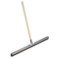 Vloertrekker 55cm m/houten steel 1400mm in houder m/waterrand Vloertrekker 55cm m/houten steel 1400mm in houder m/waterrand